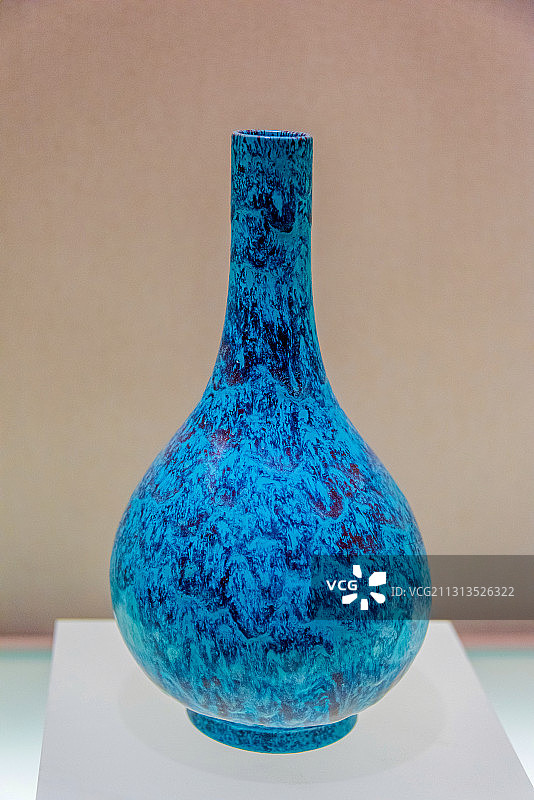 中国辽宁省博物馆清代雍正炉钧釉胆瓶图片素材