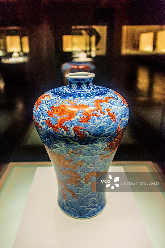 中国辽宁省博物馆清代乾隆青花矾红彩海水龙纹梅瓶图片素材