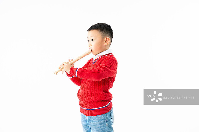 室内白色背景男孩拿着笛子图片素材