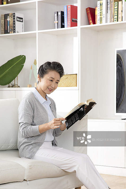 坐在客厅的中老年女性图片素材