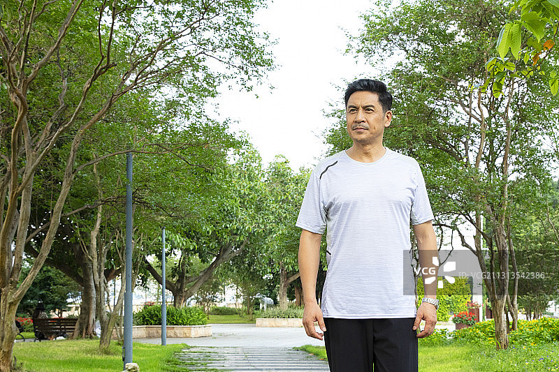 站在公园里的一位中老年男性图片素材