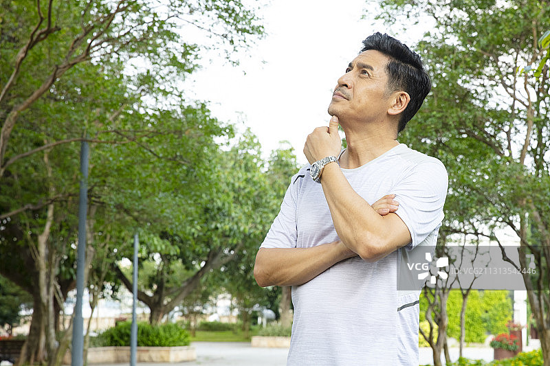 站在公园里的一位中老年男性图片素材