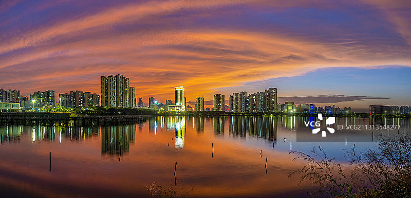 《秋霞绚烂》  2020年10月摄于广东湛江滨湖公园。图片素材