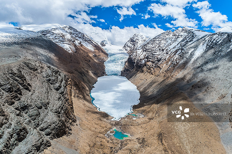 西藏日喀则曲登尼玛冰川风光图片素材