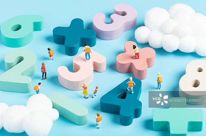 数字积木数学符号中小学生快乐的玩耍图片素材