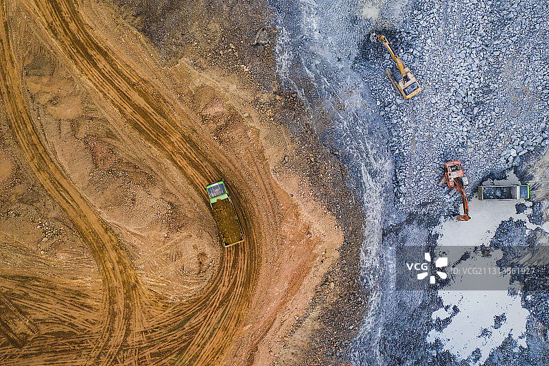 航拍工地卡车与挖掘机图片素材
