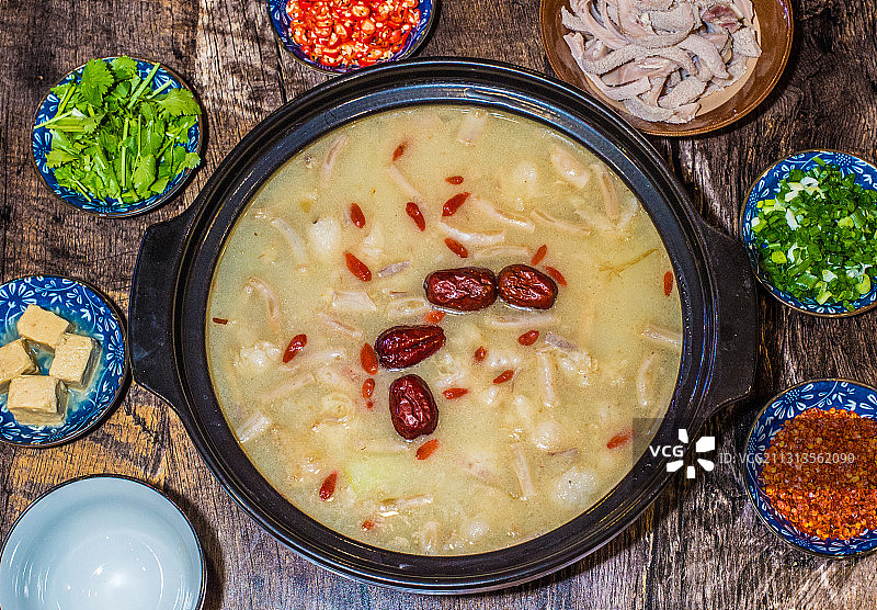 羊肉汤锅及蘸料配料图片素材