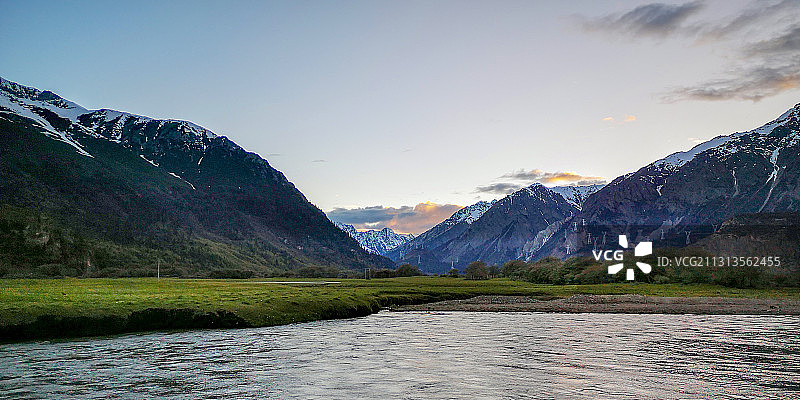 五月底的然乌湖图片素材