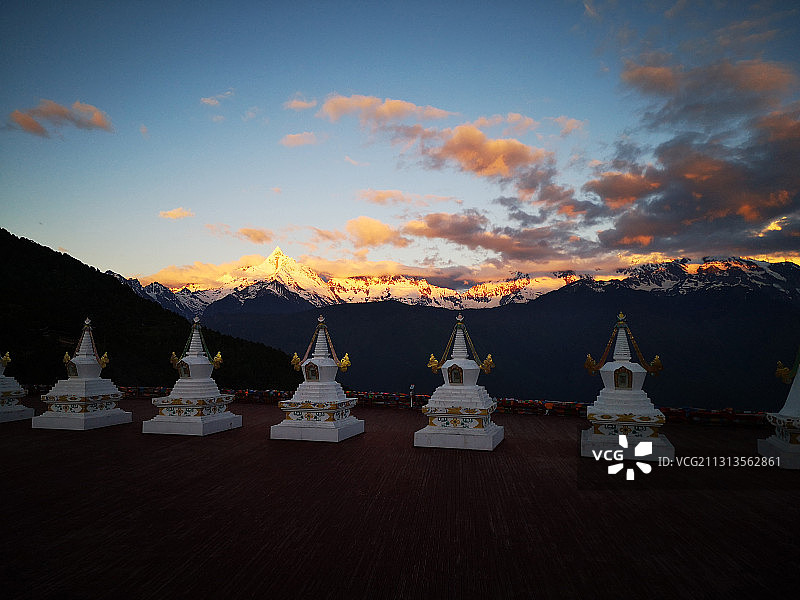 手机拍摄的梅里雪山日照金山图片素材