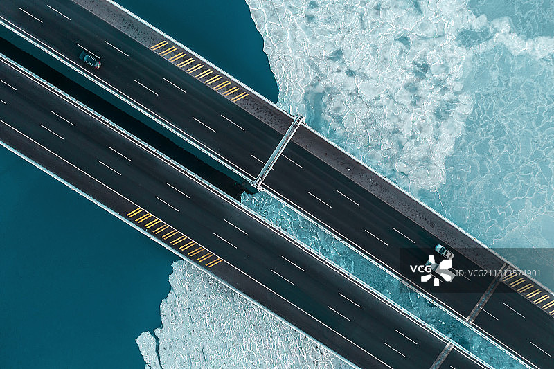 俯拍冰冻的海上大桥图片素材