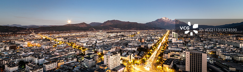 中国云南丽江古城纳西族东巴文化玉龙雪山县城全景图图片素材