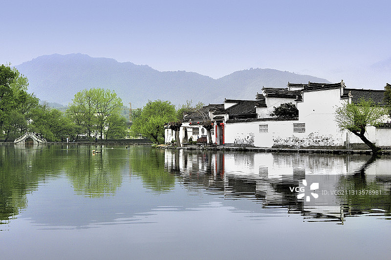 水墨画一样的中国安徽皖南宏村图片素材