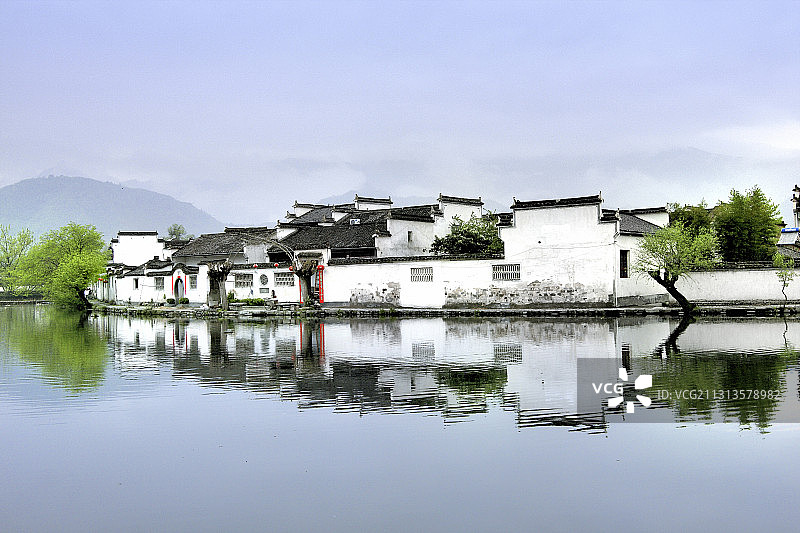 水墨画一样的中国安徽皖南宏村图片素材