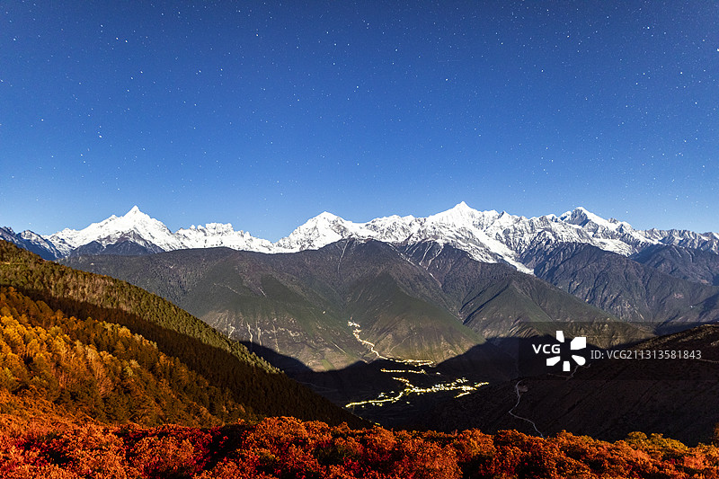 梅里雪山日照金山日出日落云南德钦县西藏察隅县雪山群卡瓦格博峰图片素材