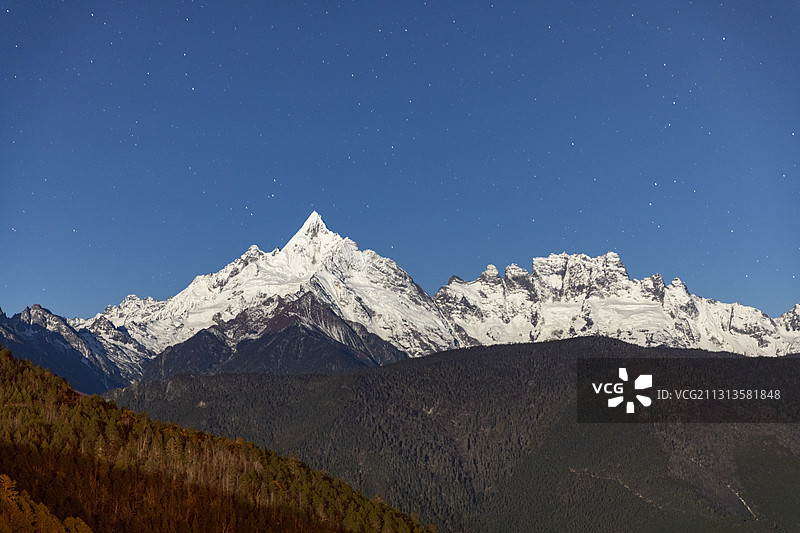 梅里雪山日照金山日出日落云南德钦县西藏察隅县雪山群卡瓦格博峰图片素材