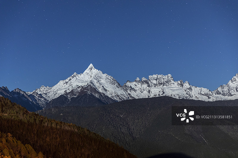 梅里雪山日照金山日出日落云南德钦县西藏察隅县雪山群卡瓦格博峰图片素材