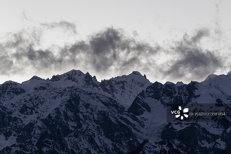 梅里雪山日照金山日出日落云南德钦县西藏察隅县雪山群卡瓦格博峰图片素材
