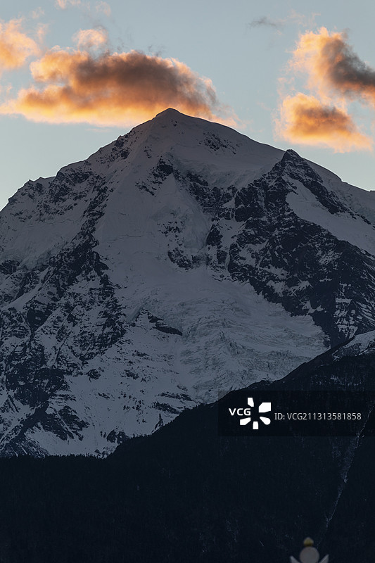 梅里雪山日照金山日出日落云南德钦县西藏察隅县雪山群卡瓦格博峰图片素材
