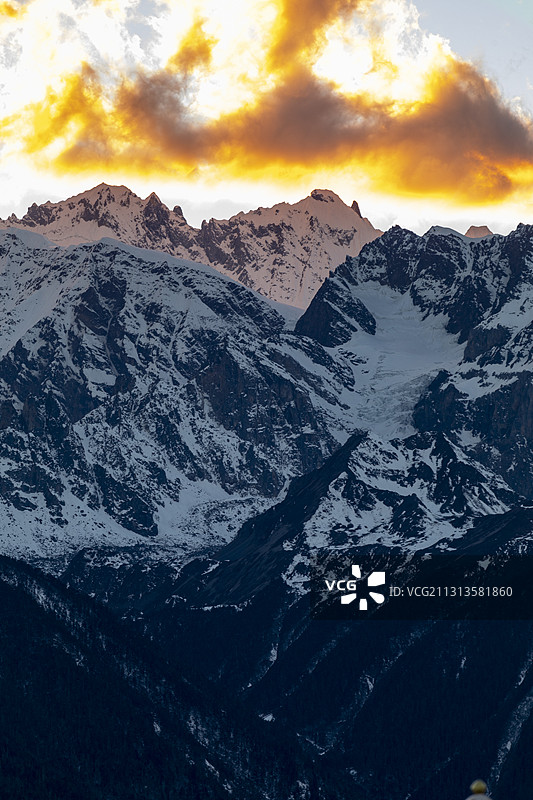 梅里雪山日照金山日出日落云南德钦县西藏察隅县雪山群卡瓦格博峰图片素材