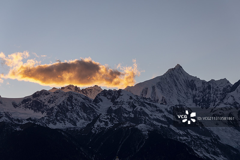 梅里雪山日照金山日出日落云南德钦县西藏察隅县雪山群卡瓦格博峰图片素材