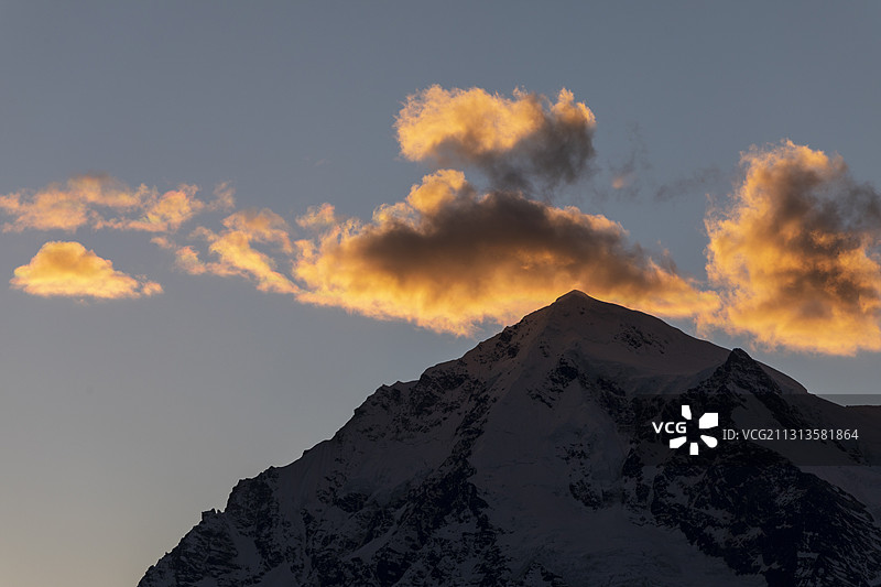 梅里雪山日照金山日出日落云南德钦县西藏察隅县雪山群卡瓦格博峰图片素材