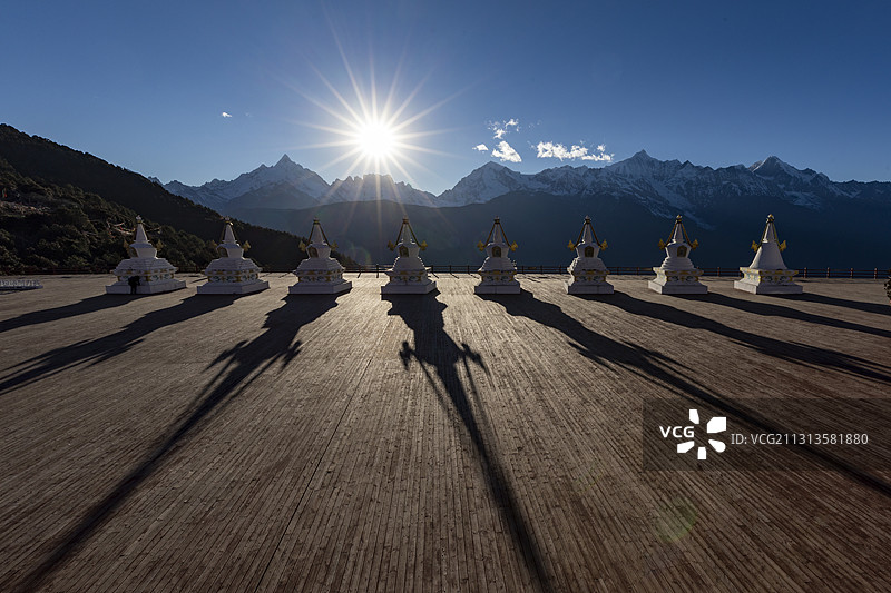 梅里雪山日照金山日出日落云南德钦县西藏察隅县雪山群卡瓦格博峰图片素材