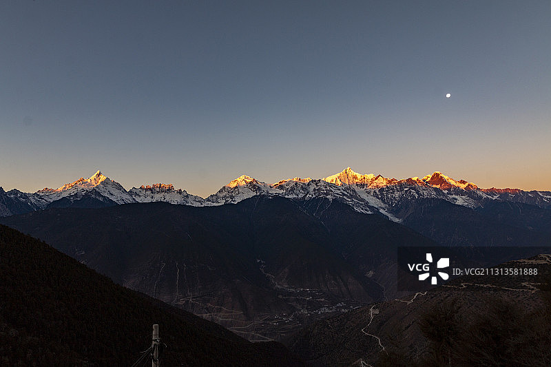 梅里雪山日照金山日出日落云南德钦县西藏察隅县雪山群卡瓦格博峰图片素材