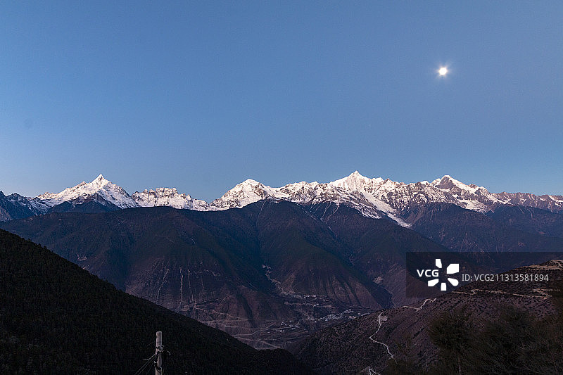 梅里雪山日照金山日出日落云南德钦县西藏察隅县雪山群卡瓦格博峰图片素材