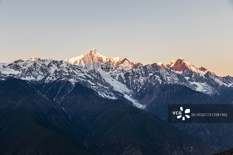 梅里雪山日照金山日出日落南德钦县西藏察隅县雪山群卡瓦格博峰图片素材