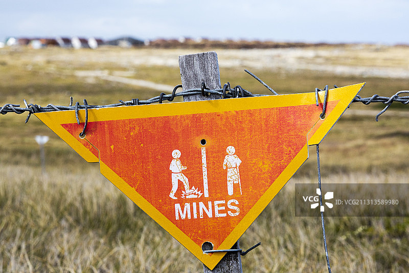 关于阿根廷地雷的警告标志，留存自1980年代马岛冲突图片素材