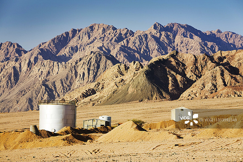 埃及达哈卜附近西奈沙漠山区中的储油库图片素材