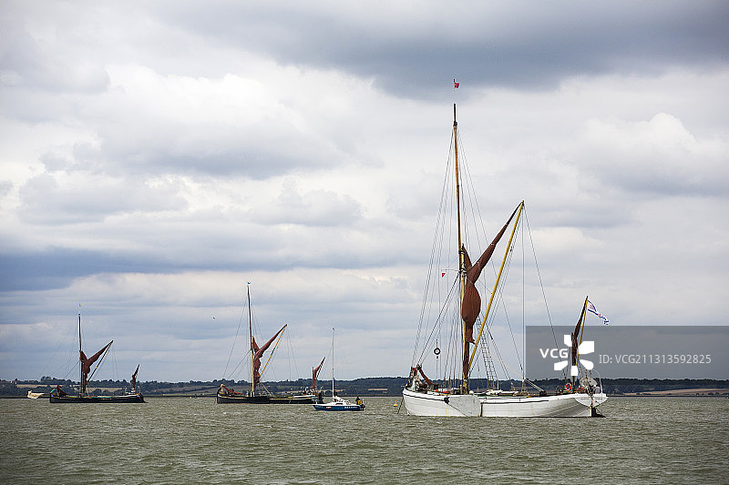 英国埃塞克斯郡布莱特灵西附近的传统木制捕鱼船图片素材