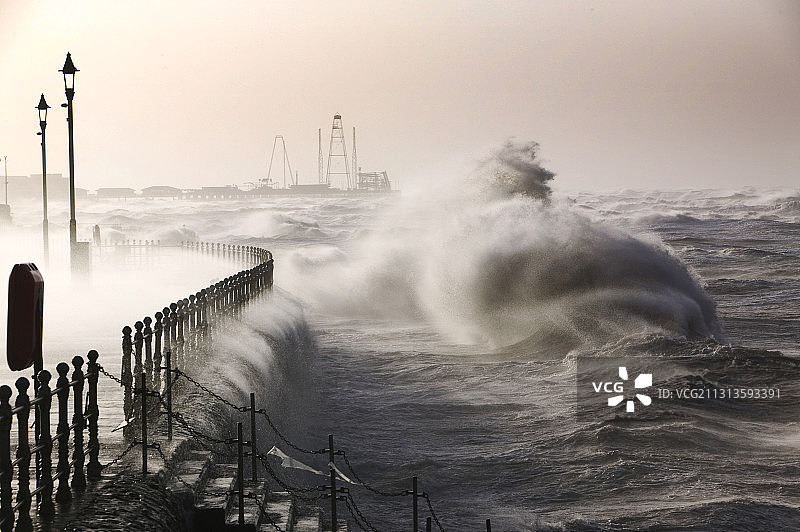 2007年1月18日，飓风袭击黑潭，英国各地13人丧生图片素材