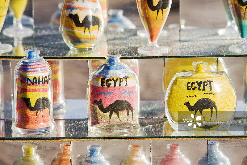 埃及西奈沙漠红海达哈卜出售的罐装沙画图片素材