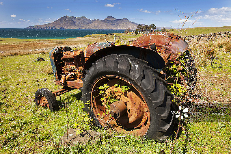 英国苏格兰艾格岛克利代尔废弃的老拖拉机图片素材
