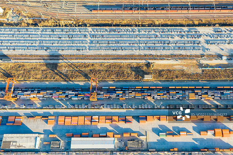 郑州城市天际线与中欧班列起点国际陆港联检中心航拍正上方视角图片素材