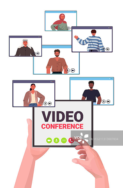 人们用平板电脑与混血人聊天图片素材