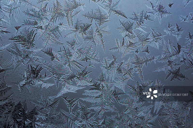 寒冷冬季在窗户上凝结的冰花，雪花，冰晶，窗花，图片素材