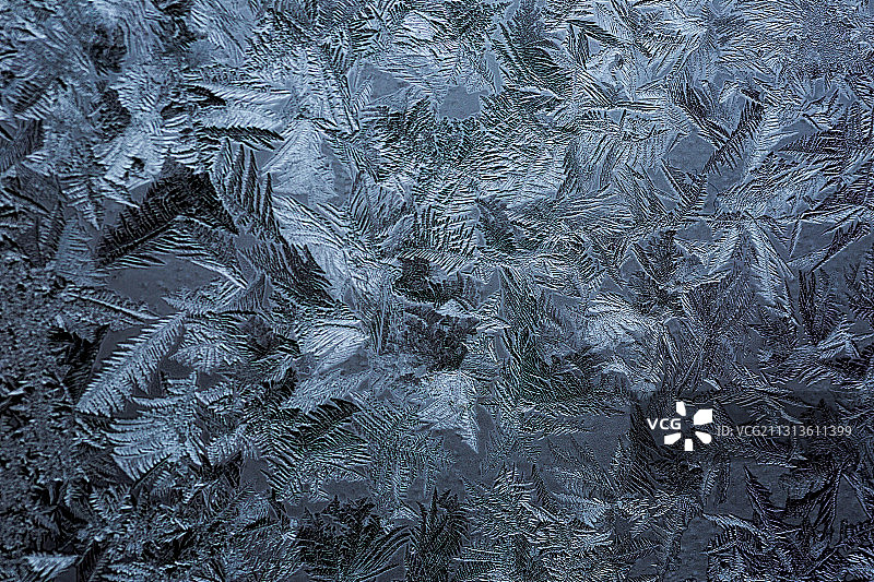 寒冷冬季在窗户上凝结的冰花，雪花，冰晶，窗花，图片素材