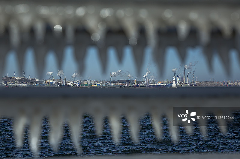 冬季在中国辽宁大连东港结冰的海边护栏图片素材