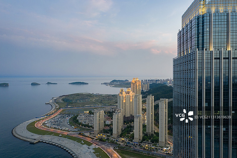 黄昏时分大连的西海岸的滨海公路图片素材