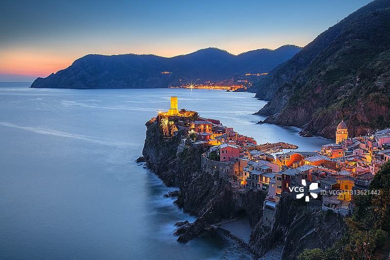 灯光初上五渔村图片素材