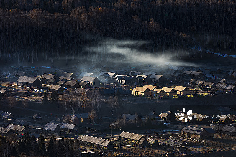 炊烟袅袅禾木村图片素材