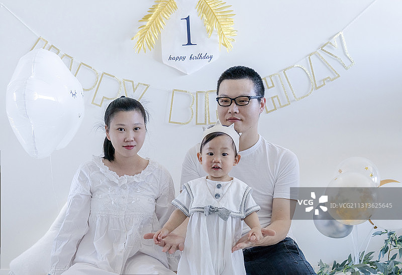 一周岁小寿星与父母的情感互动图片素材