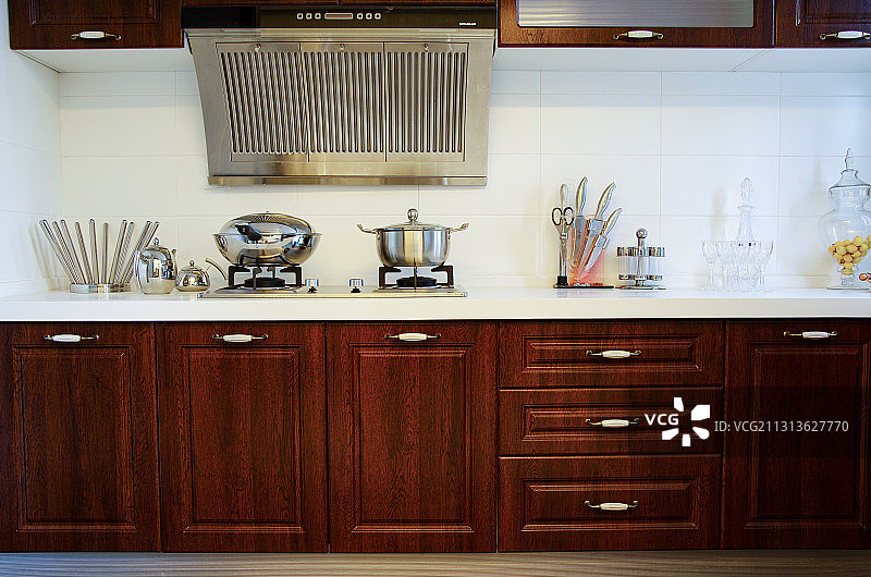 精装修的厨房橱柜和灶具图片素材