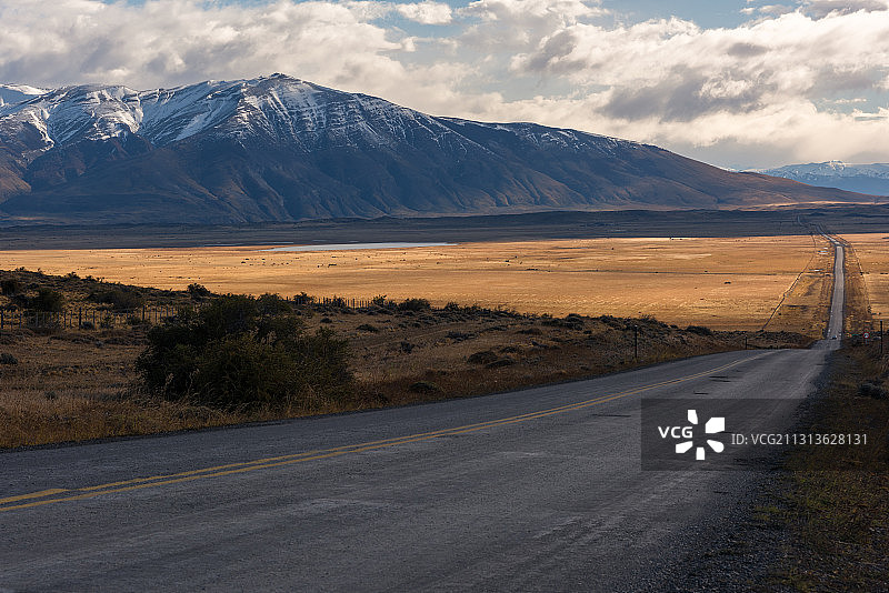 秋天的公路背景图片，旅行在南美洲智利。美丽的自然风景。图片素材