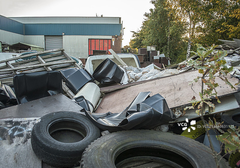 工业废料和一般垃圾堆积在2008年金融衰退期间废弃的工业单元外图片素材