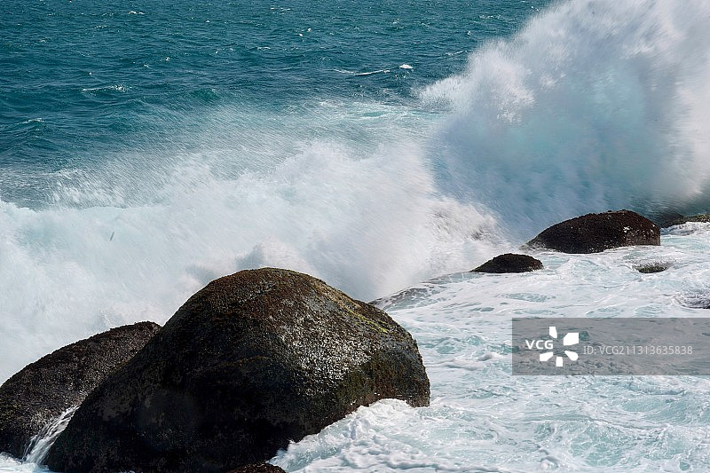 浪拍礁石图片素材
