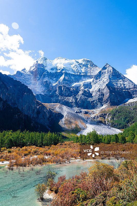稻城秋景仙乃日雪山湖泊图片素材