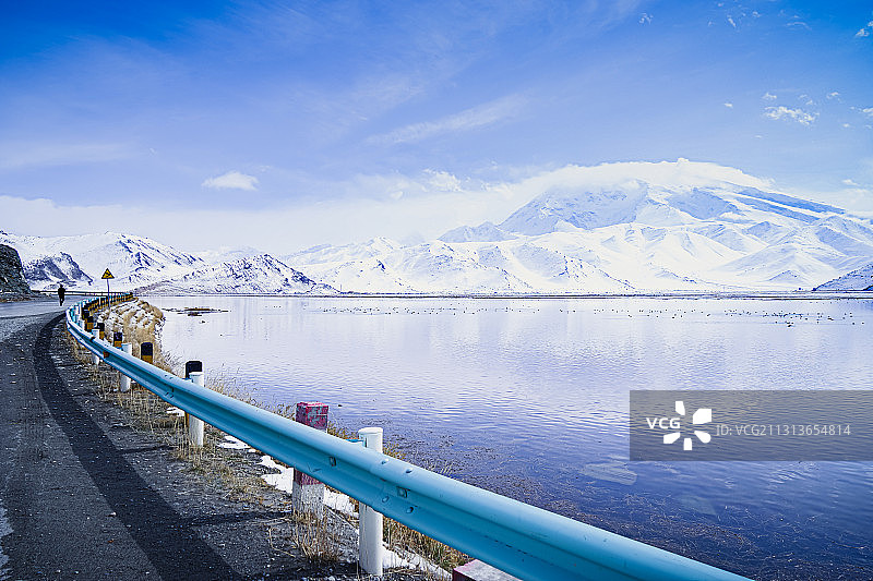 静谧的公路，雪山和湖图片素材